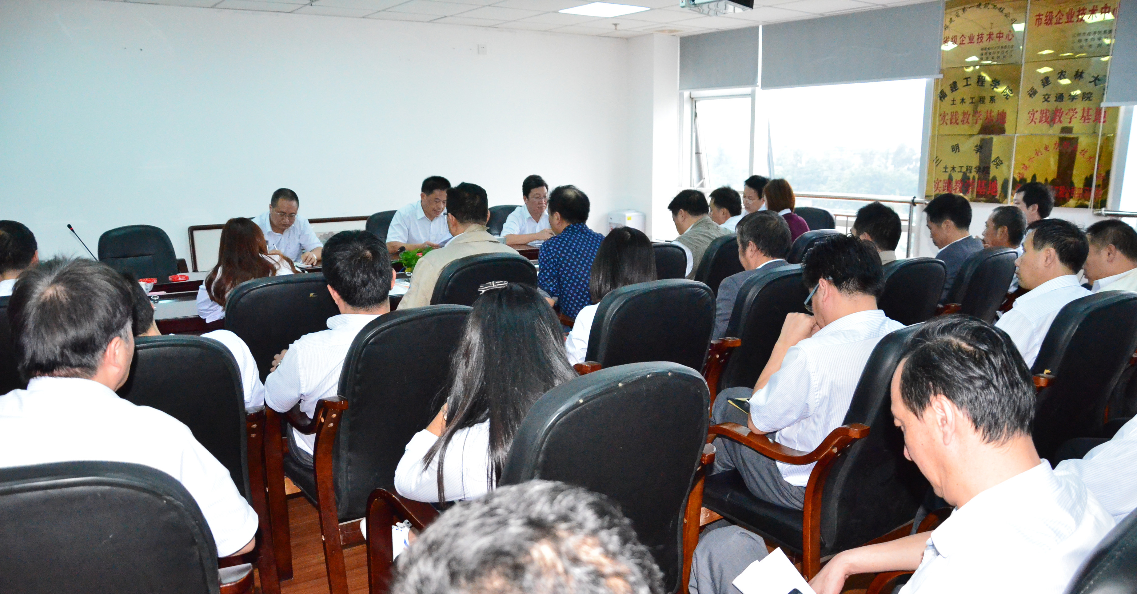 学习贯彻党的十八届六中全会精神.JPG